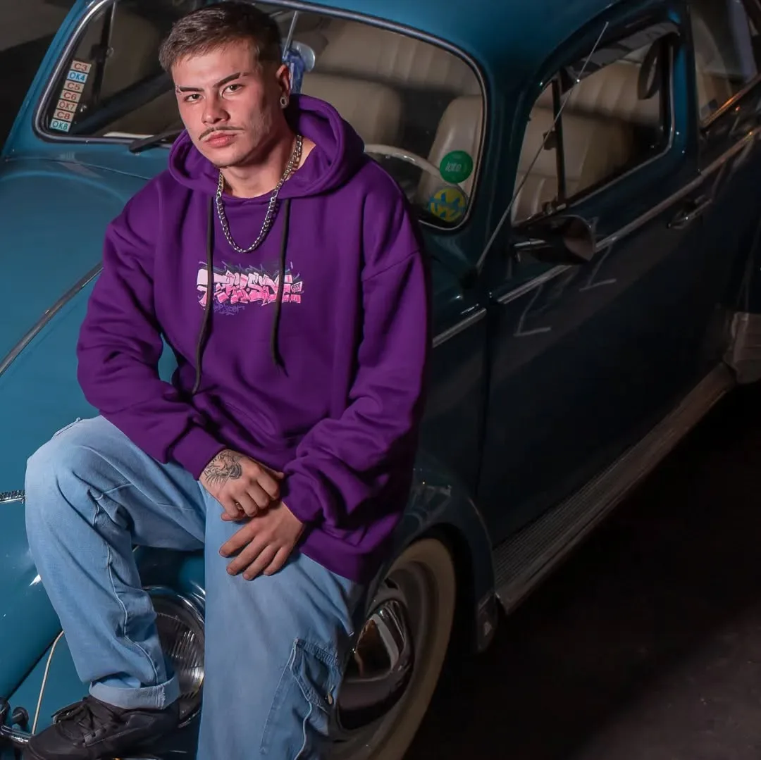 Moletom Tripside roxo sentado no fusca