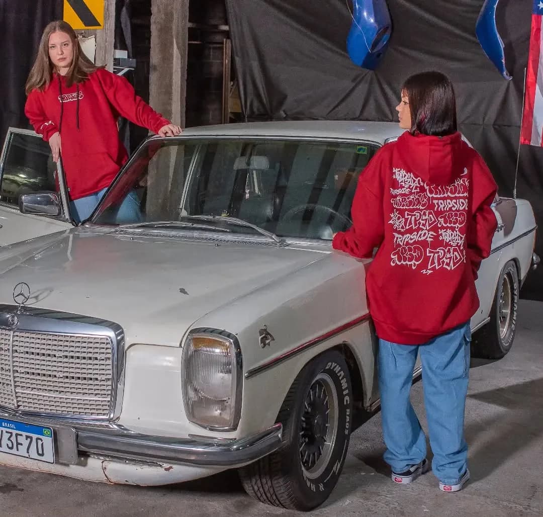 Moletom Tripside vermelho na garagem
