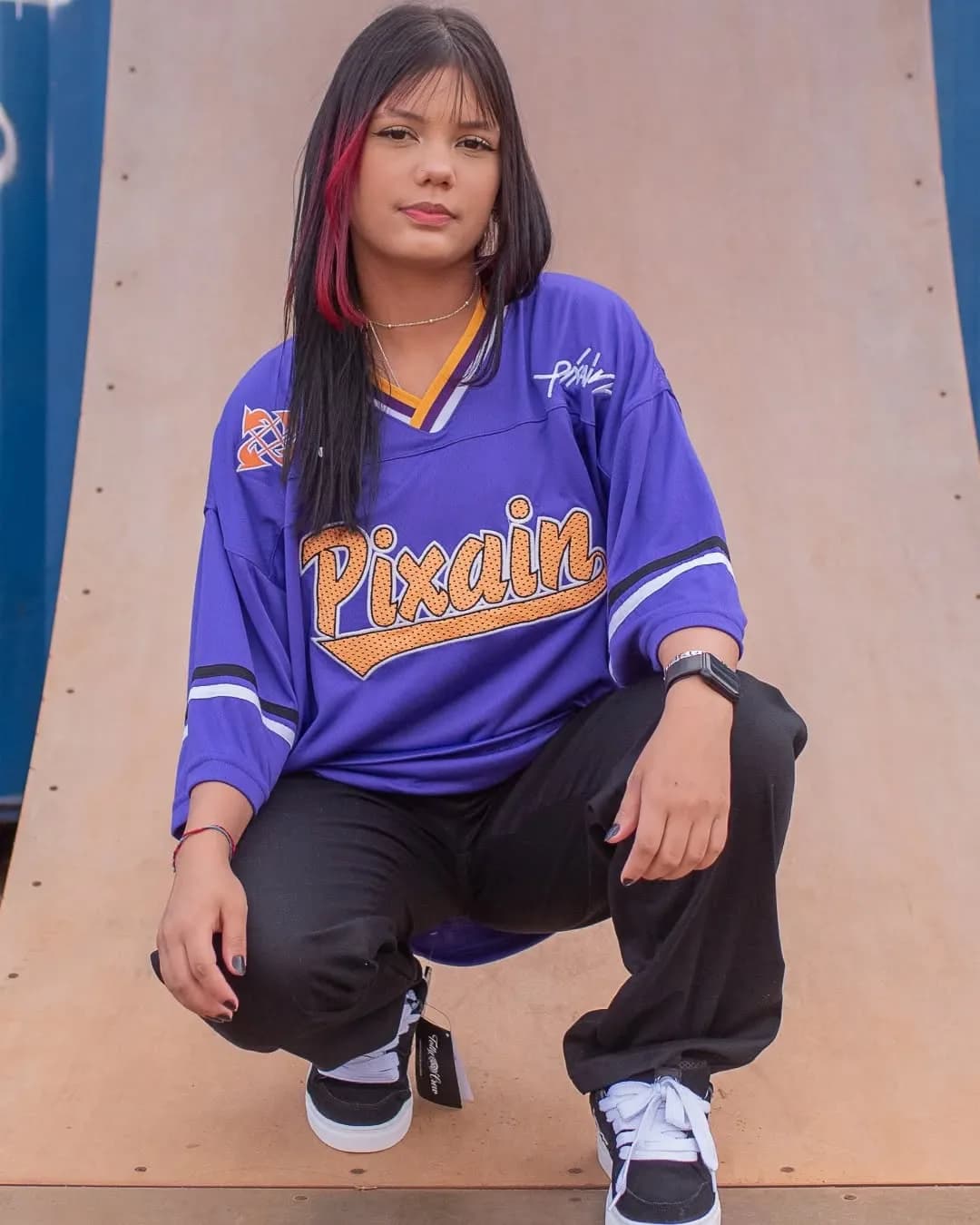 Camisa Pixain roxa e calça cargo no contêiner