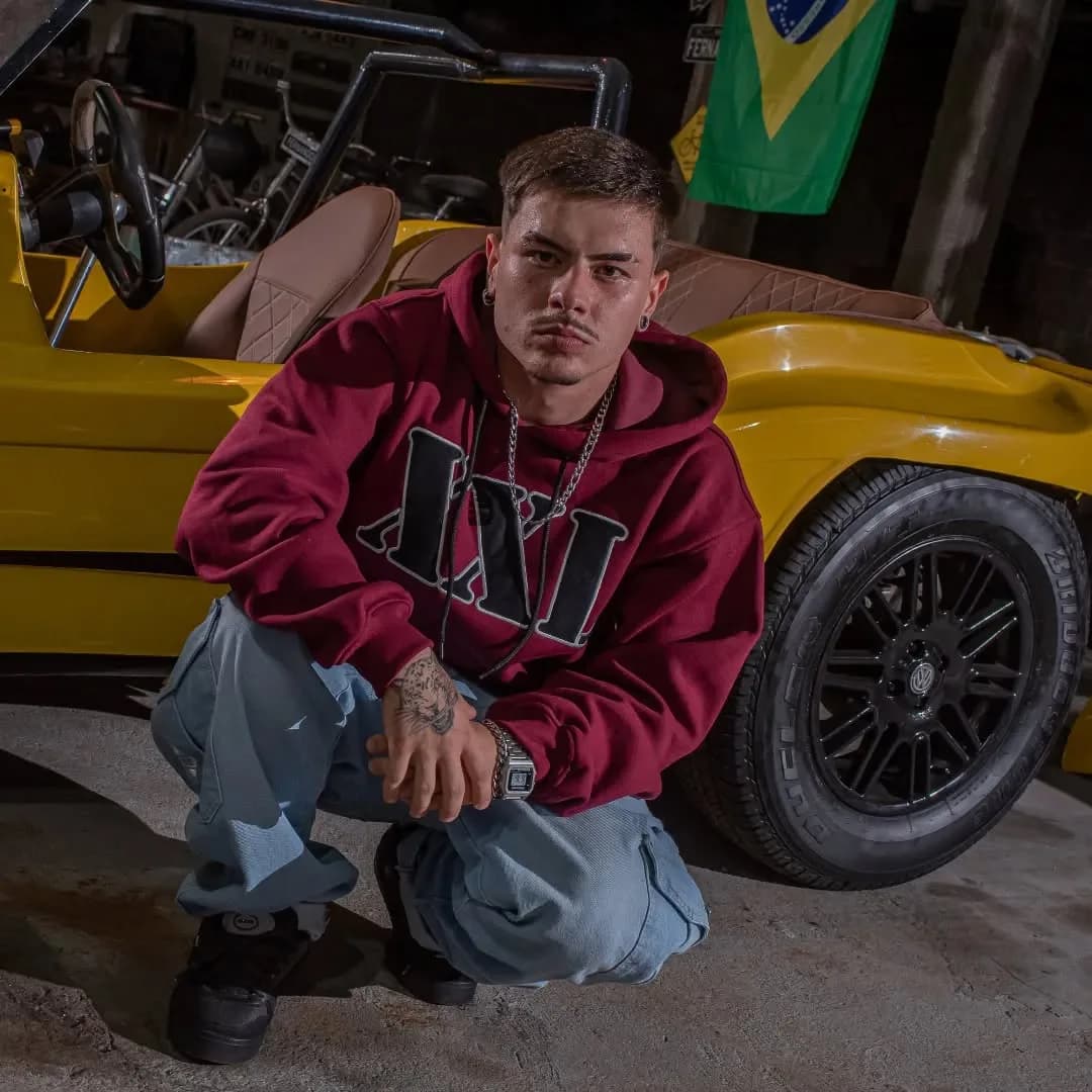 Moletom XXL vinho ao lado do buggy amarelo