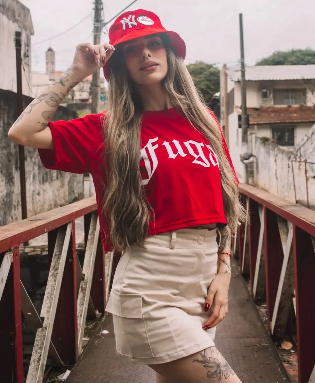 Cropped Fuga vermelho com saia cargo bege
