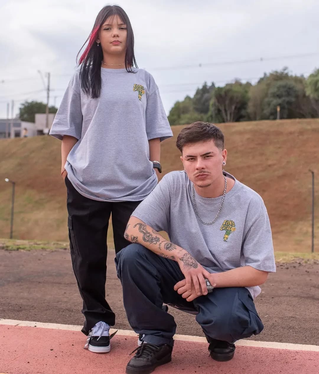 Camiseta Santa Cruz cinza com calça cargo preta