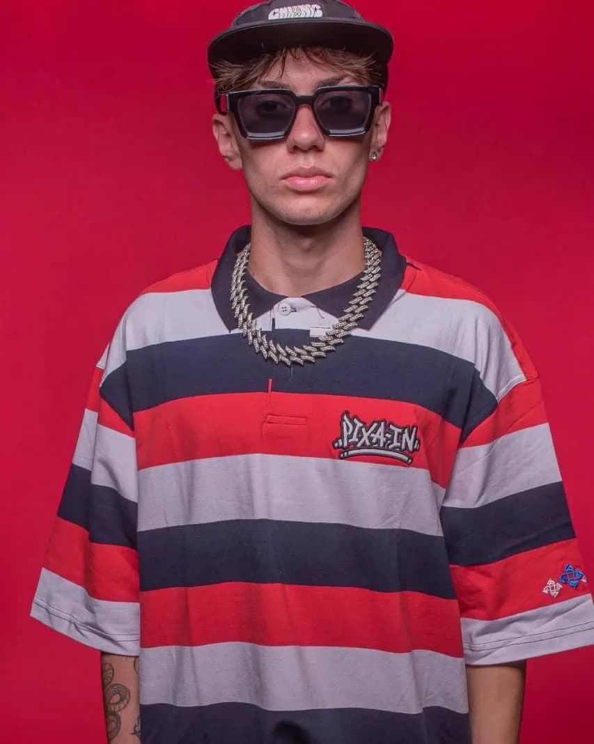Camiseta listrada Pixain vermelha e marinho